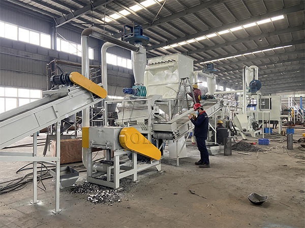 Machine de recyclage de panneaux solaires